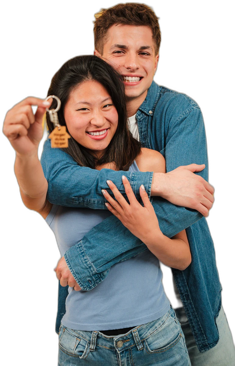 Couple recevant les clés de son nouvel appartement
