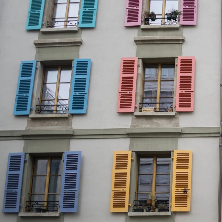 Façade d'un immeuble aux volets colorés